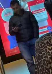 Otobüs durağında skandal görüntü: Karşısındaki kadınlara bakarak…