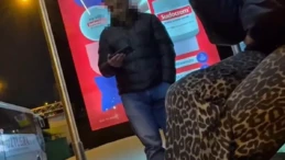 Otobüs durağında skandal görüntü: Karşısındaki kadınlara bakarak…