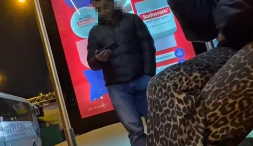 Otobüs durağında skandal görüntü: Karşısındaki kadınlara bakarak…