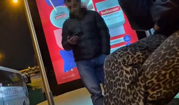 Otobüs durağında skandal görüntü: Karşısındaki kadınlara bakarak…