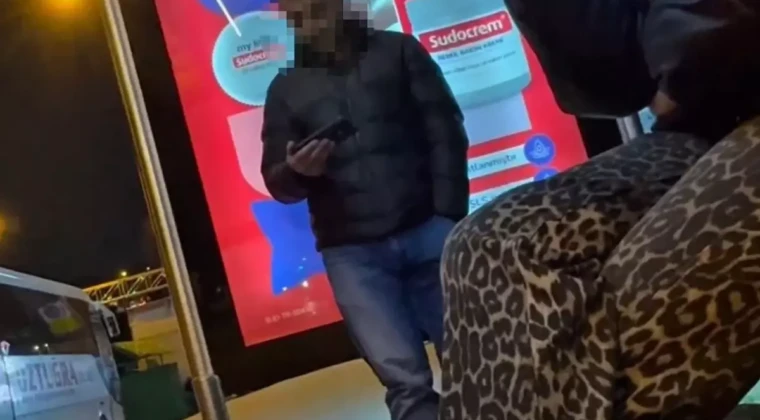 Otobüs durağında skandal görüntü: Karşısındaki kadınlara bakarak…